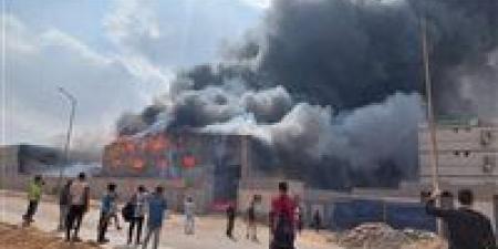 حريق هائل بمصنع أحبار في السادات.. 10 سيارات إطفاء في محاولة لاحتواء النيران