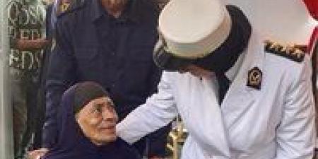 أمن الفيوم يجسد الرحمة في الميدان.. ضابطة تساعد مسنّة على دخول اللجنة الانتخابية