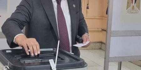 د. عبدالسند يمامة يدلي بصوته في لجنة مدرسة بدر بالدقي