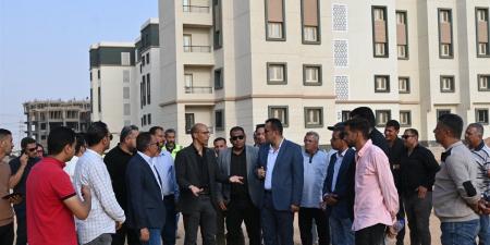 قيادات «المجتمعات العمرانية» تتابع تنفيذ مشروعات المرافق والإسكان الأخضر بالعاشر من رمضان