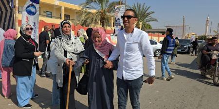أنصار المرشحين يساعدون كبار السن وذوي الهمم أمام لجان الاقتراع بالوادي الجديد