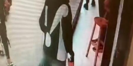 أسلحة بيضاء وخسائر فادحة داخل محل ملابس في فيصل.. ما القصة؟