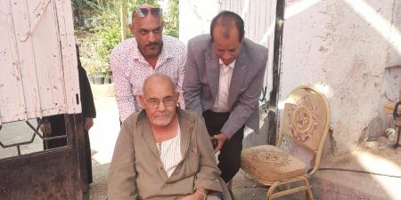 انتخابات النواب 2025.. رئيس مركز ومدينة البدرشين يساعد مسنًا للإدلاء بصوته