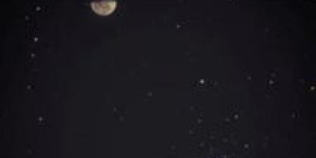 مشهد سماوي آسر.. القمر يتراقص في عنقود "النثرة" بسماء مصر والوطن العربي