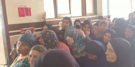 حضور نسائي كثيف بمدرسة شلقام مركز بنى مزار للمشاركة في انتخابات مجلس النواب