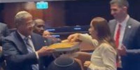 بن غفير يوزّع "البقلاوة" احتفالاً بإقرار أولي لقانون "إعدام الأسرى".