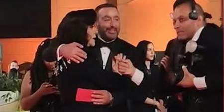 لقطة عفوية لأحمد السقا وإسعاد يونس على ريد كاربت القاهرة السينمائي