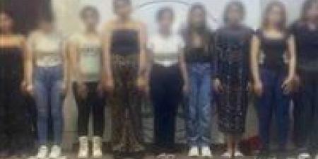 دستة منحرفات.. سقوط شبكة تديرها سيدة لتسهيل الأعمال المنافية للآداب عبر تطبيق إلكتروني