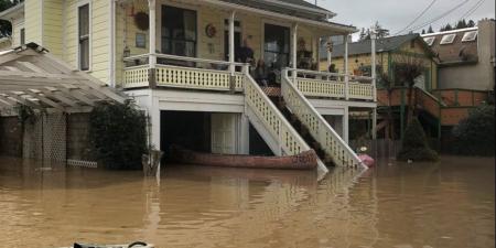 جنوب كاليفورنيا فى حالة تأهب: تحذيرات إخلاء واسعة خشية الانهيارات الطينية من "النهر الجوى"