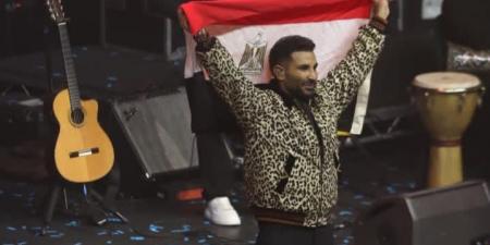 رافعا علم مصر.. أحمد سعد يتألق في حفله الغنائي بـ لندن