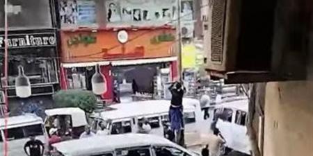 مهزلة في شارع فيصل.. سائقون يقطعون لافتة تسعيرة المحافظة (فيديو)