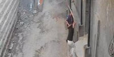 بمشاركة 3 أشقاء .. آخر تطورات واقعة انتشار فديو لضرب شاب في شارع بالمنيا