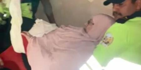 أمن القاهرة يستجيب لاستغاثة مسنة وينقلها إلى المستشفى| صور