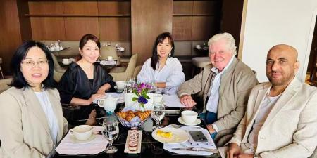 حسين فهمي يستقبل الوفد الصينى ويهديهم هدايا تذكارية من مهرجان القاهرة