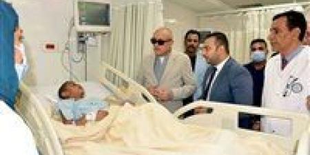 محافظ الأقصر يزور الأطفال المصابين في حادث أتوبيس إسنا ويصرف مساعدات فورية لأسرهم