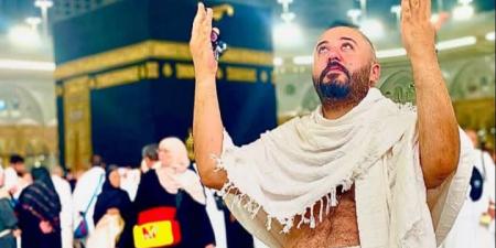 الحمدلله الذي أتم عليا نعمته.. عمرو عبد العزيز يشارك صورا من أمام الكعبة
