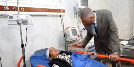 فى لفتة إنسانية أبوية.. محافظ أسوان يطمئن على حالة طالبة حادث الأتوبيس