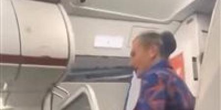 تسرب الأمطار داخل طائرة أسترالية وقائد الطائرة يتحول لسباك