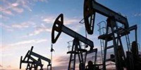 تراجع النفط 0.8%.. استئناف شحنات روسيا يعيد الأسعار إلى نطاق الـ60 دولارًا للبرميل