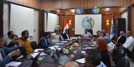 رئيس "مياه الأقصر" يلتقي اللجنة النقابية لبحث مطالب العاملين