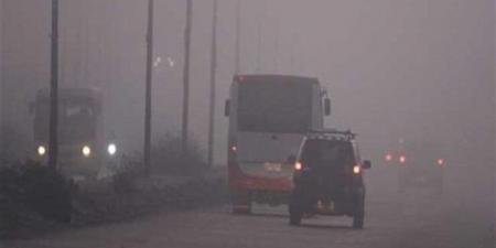 مسافة آمنة وقيادة هادئة.. تحذيرات المرور لقائدي السيارات أثناء الشبورة