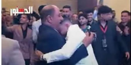 أب يفاجئ نجله بأجمل وأغلى هدية جواز.. صدم الجميع (فيديو)