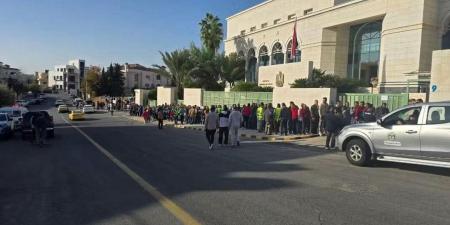 طوابير الناخبين تزين مقر السفارة المصرية في الأردن بالمرحلة الثانية لانتخابات النواب