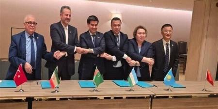 إيران توقع اتفاقية سداسية بإسطنبول لتعزيز الشحن الحديدي وترسيخ موقعها كممر عبور