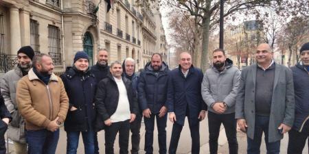 السفير التقط معهم الصور التذكارية.. استمرار توافد أبناء الجالية المصرية على سفارة مصر بباريس في اليوم الثاني للتصويت بانتخابات مجلس النواب