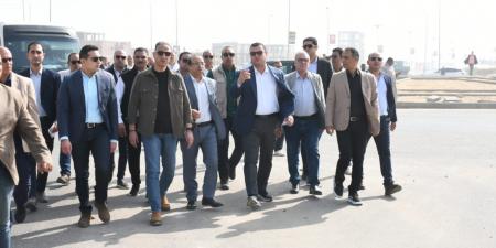 وزير الإسكان ومحافظ الفيوم يتفقدان مجمع محطات مياه الشرب بالعزب الجديدة