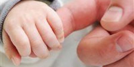 ملقاة أمام شقة.. العثور على طفلة بعد تعذيبها داخل كيس بلاستيكي في بولاق