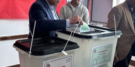 رئيس حزب حماة الوطن يدلي بصوته في "انتخابات النواب" بالتجمع