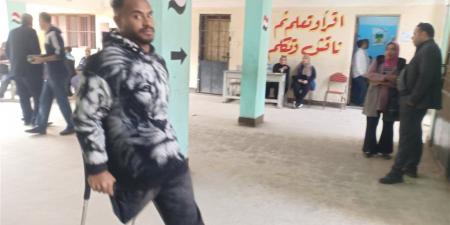 شاب معاق برجل واحدة يشارك في انتخابات النواب بالبساتين