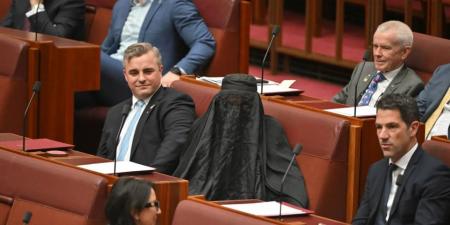 «جدل عاصف في البرلمان الأسترالي».. بولين هانسون ترتدي النقاب مجددًا لإحياء معركتها ضد الزي الإسلامي