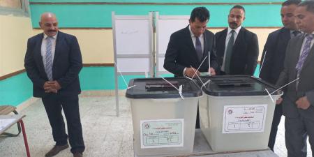 وزير الشباب يُدلي بصوته في انتخابات مجلس النواب بالشروق (صور)