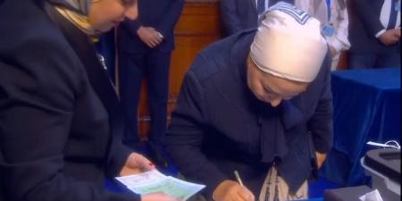 السيدة انتصار السيسي تدلي بصوتها في انتخابات مجلس النواب 2025