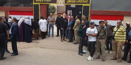 طوابير الشباب أمام لجان المطرية في انتخابات مجلس النواب 2025