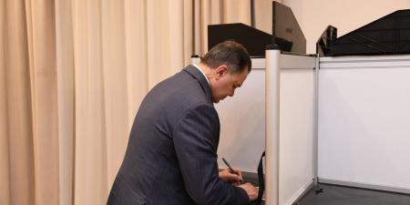 العملية الانتخابية تسير بانتظام.. وزير الداخلية يدلي بصوته في انتخابات النواب