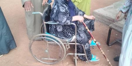 عجوز تحدت مرضها ونزلت على كرسى متحرك للمشاركة فى "انتخابات النواب" بالقليوبية