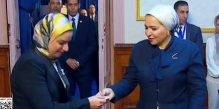 السيدة انتصار السيسي تدلي بصوتها في انتخابات مجلس النواب
