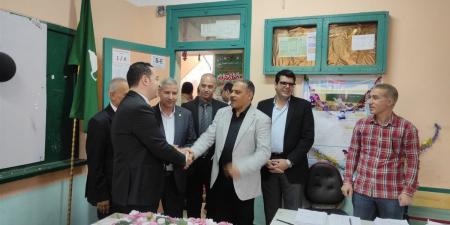 "عايزين نظهر بشكل يرضى الله".. محافظ الشرقية يتفقد اللجان الانتخابية