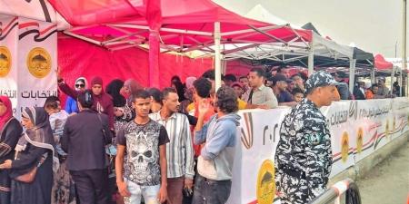 من الرجال والسيدات.. إقبال مبكر على لجان السويس بثاني أيام "انتخابات النواب"