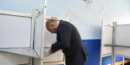 وزير العمل يُدلي بصوته في انتخابات مجلس النواب بالتجمع الخامس