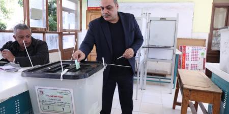 الدكتور محمد الباز يدلي بصوته في انتخابات مجلس النواب