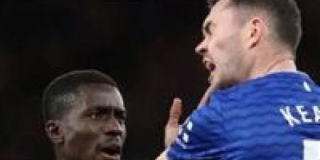 إدريسا جاي يصفع زميله أمام مانشستر يونايتد ويثير الجدل في البريميرليج