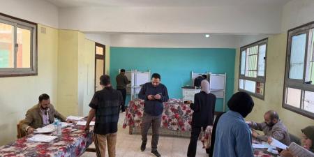 توافد الناخبين للإدلاء بأصواتهم في انتخابات مجلس النواب 2025 بلجنة السناجرة بالشرقية
