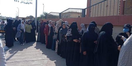 إقبال كثيف وطوابير في لجان جنوب سيناء في مدارس جيل أكتوبر للمشاركة بانتخابات مجلس النواب