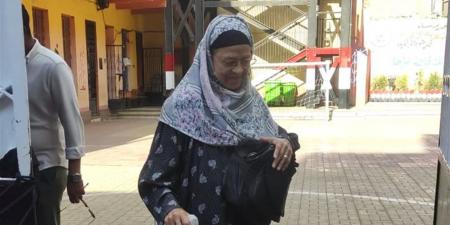 "نازلة في حب مصر".. الحاجة هانم أكبر ناخبة في باب الشعرية (فيديو)