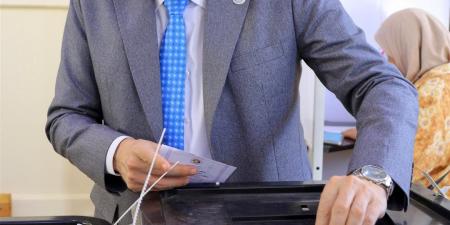 رئيس الجهاز المركزي للتنظيم والإدارة يدلي بصوته في انتخابات مجلس النواب