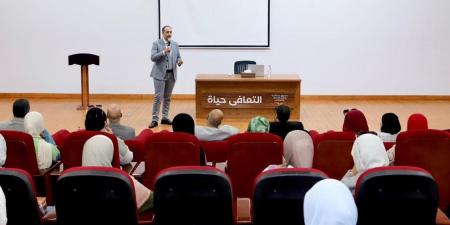 مدير صندوق مكافحة الإدمان يلتقى الطلاب الملتحقين بـ"ليسانس الأساليب العلاجية"